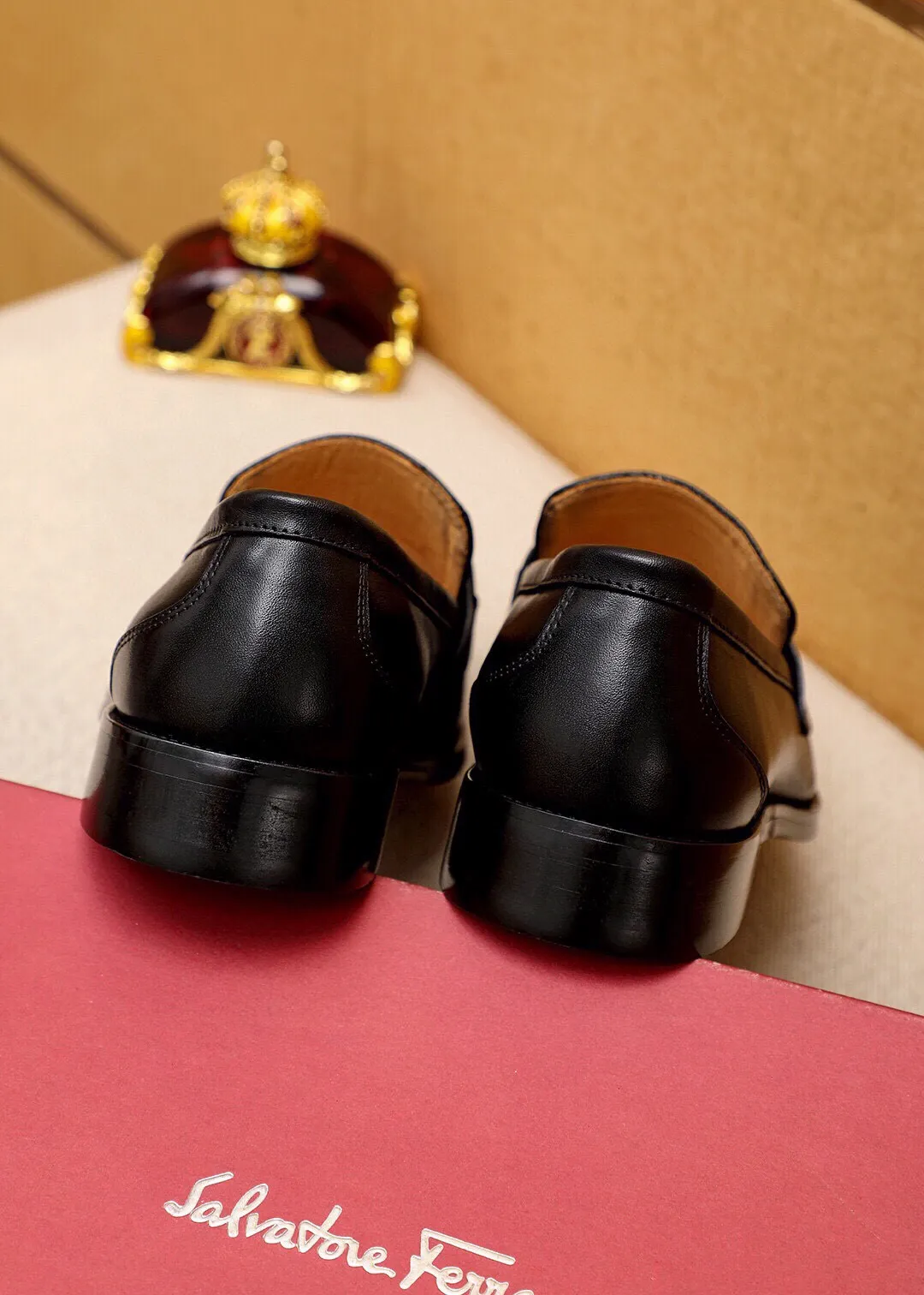 Men's shoes 💰460 💐 Product trademark: Ferragamo "Ferragamo" casual leather shoes Regular size: 38-44 (45.46.47🉑️Customized) Product materials: Selected imported first-layer calfskin embossed upper + luxury hardware buckle, imported water-dyed cow leather lining. Strong three-dimensional visual effect, original outsole color: 2 colors available